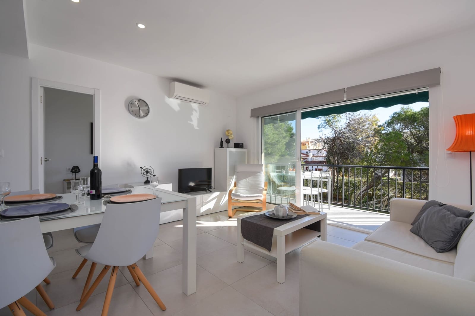 2 slaapkamer Appartement voor vakantieverhuur in Denia met garage - € 400 (Ref: 7600990)