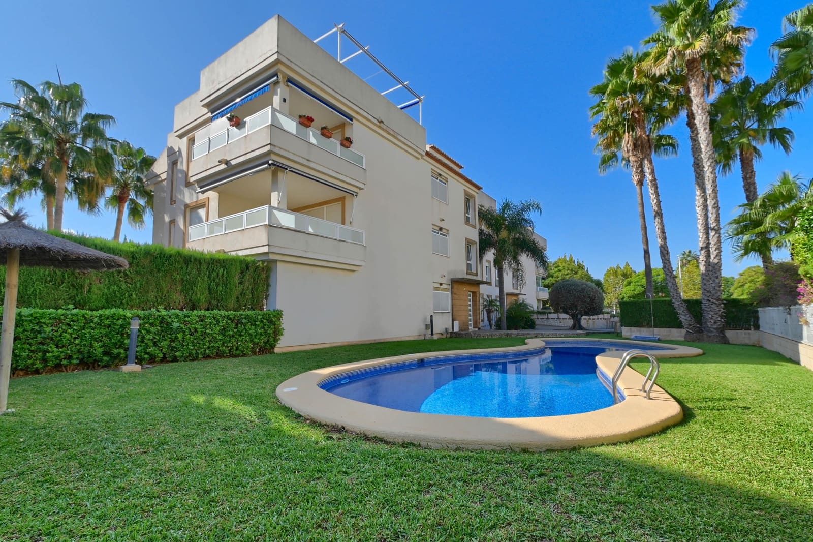   2 soveværelse   ferieLejlighed i Javea / Xabia   med   swimmingpool  garage  - € 661 (Ref: 8059187)