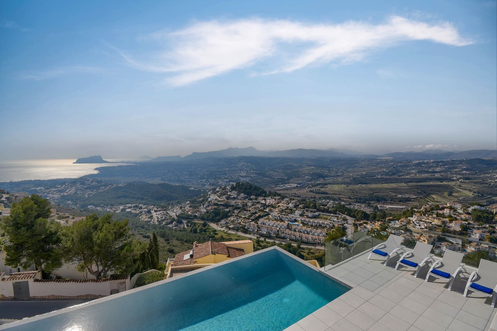 4 slaapkamer Villa voor vakantieverhuur in Cumbre del Sol met zwembad garage - € 1.615 (Ref: 8061893)