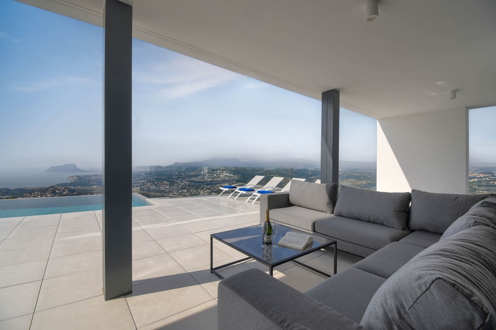 4 slaapkamer Villa voor vakantieverhuur in Cumbre del Sol met zwembad garage - € 1.615 (Ref: 8061893)