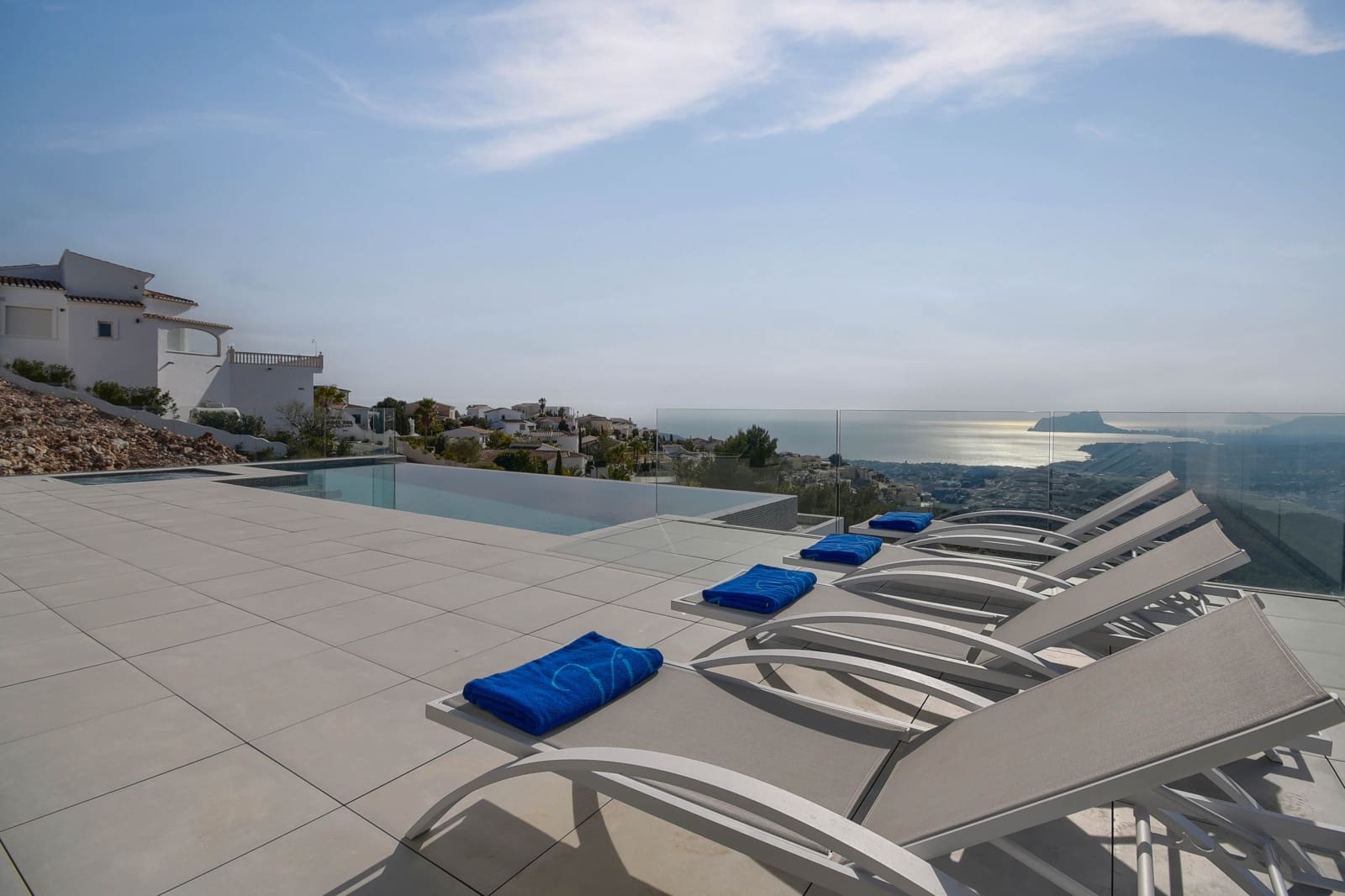 4 slaapkamer Villa voor vakantieverhuur in Cumbre del Sol met zwembad garage - € 1.615 (Ref: 8061893)