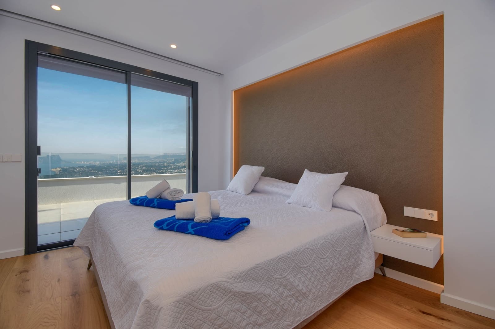 4 slaapkamer Villa voor vakantieverhuur in Cumbre del Sol met zwembad garage - € 1.615 (Ref: 8061893)