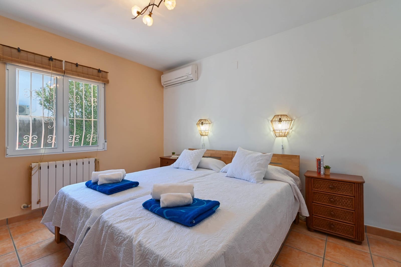   3 soveværelse   ferieVilla i Benissa   med   swimmingpool  garage  - € 955 (Ref: 8246821)