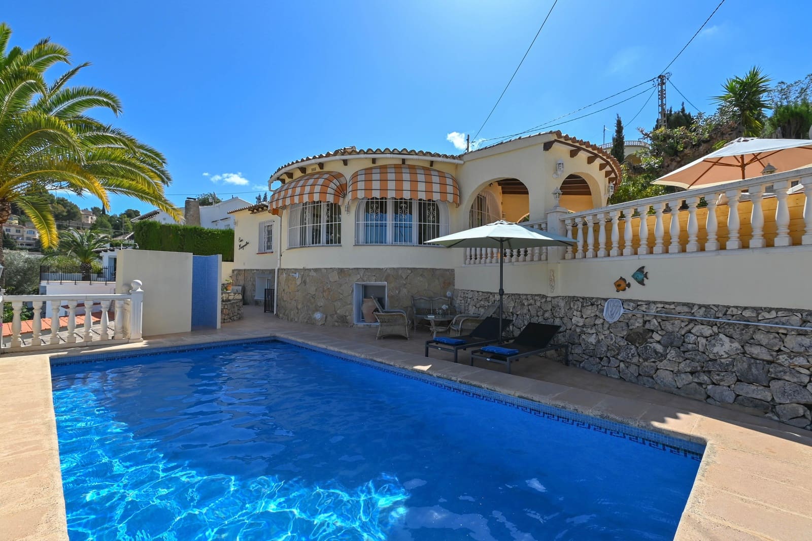   3 soveværelse   ferieVilla i Benissa   med   swimmingpool  garage  - € 955 (Ref: 8246821)