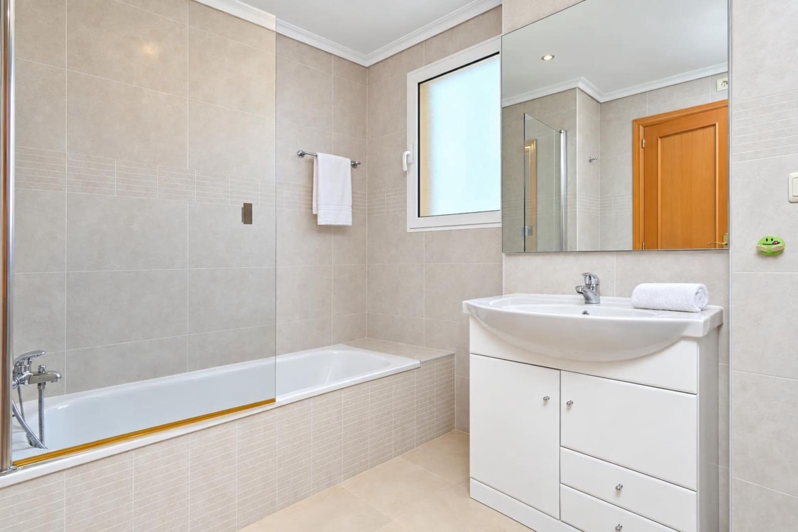 3 slaapkamer Appartement voor vakantieverhuur in Arenal met zwembad garage - € 766 (Ref: 8723633)