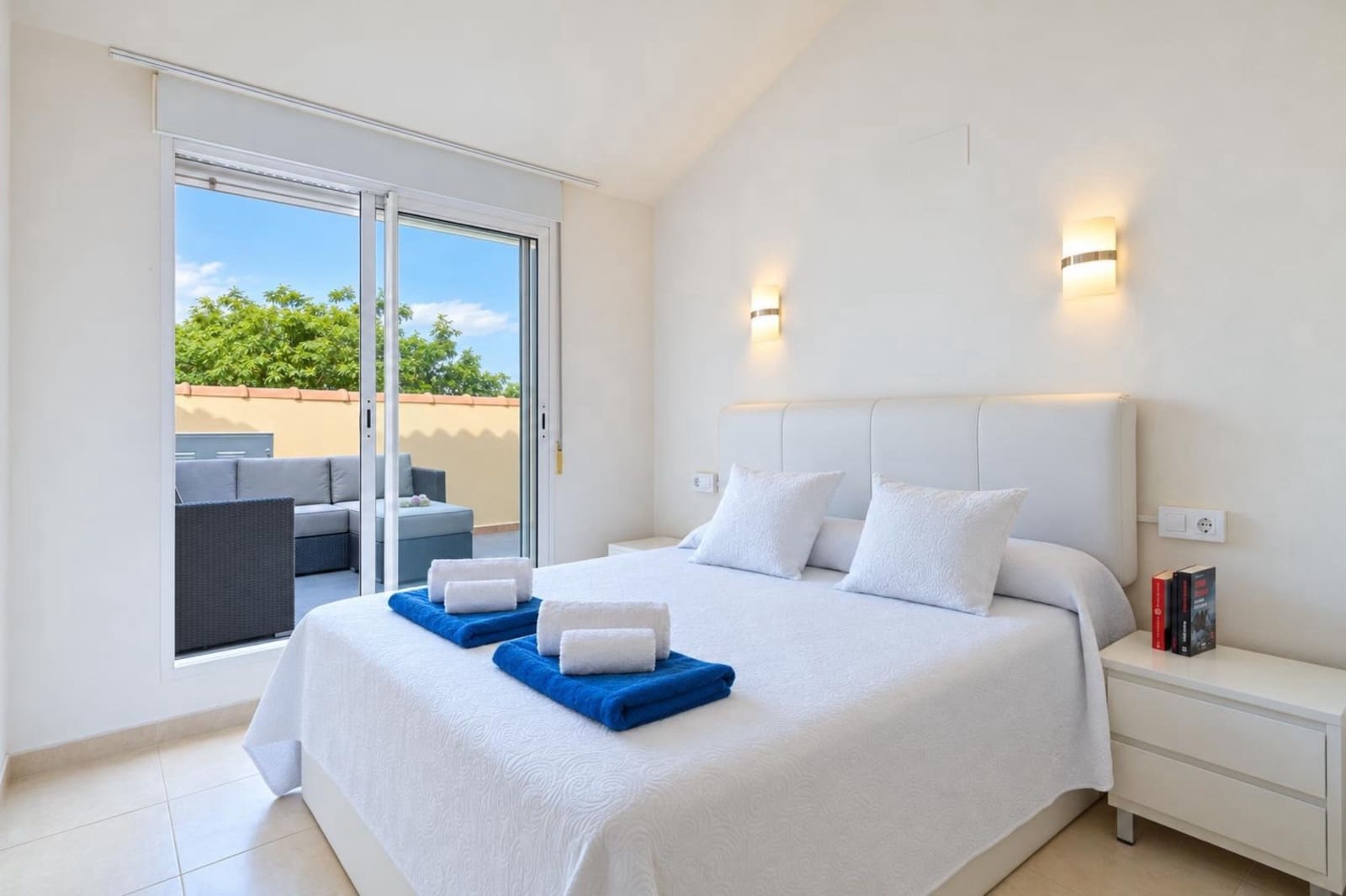 3 slaapkamer Appartement voor vakantieverhuur in Arenal met zwembad garage - € 766 (Ref: 8723633)