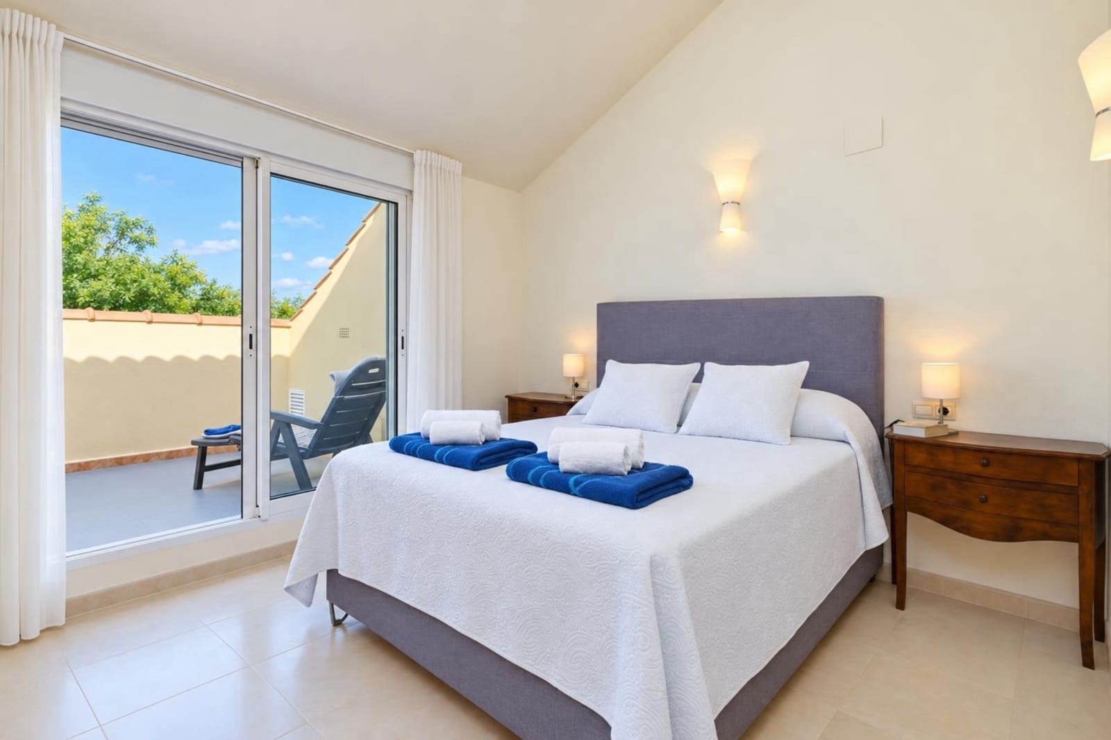 3 slaapkamer Appartement voor vakantieverhuur in Arenal met zwembad garage - € 766 (Ref: 8723633)