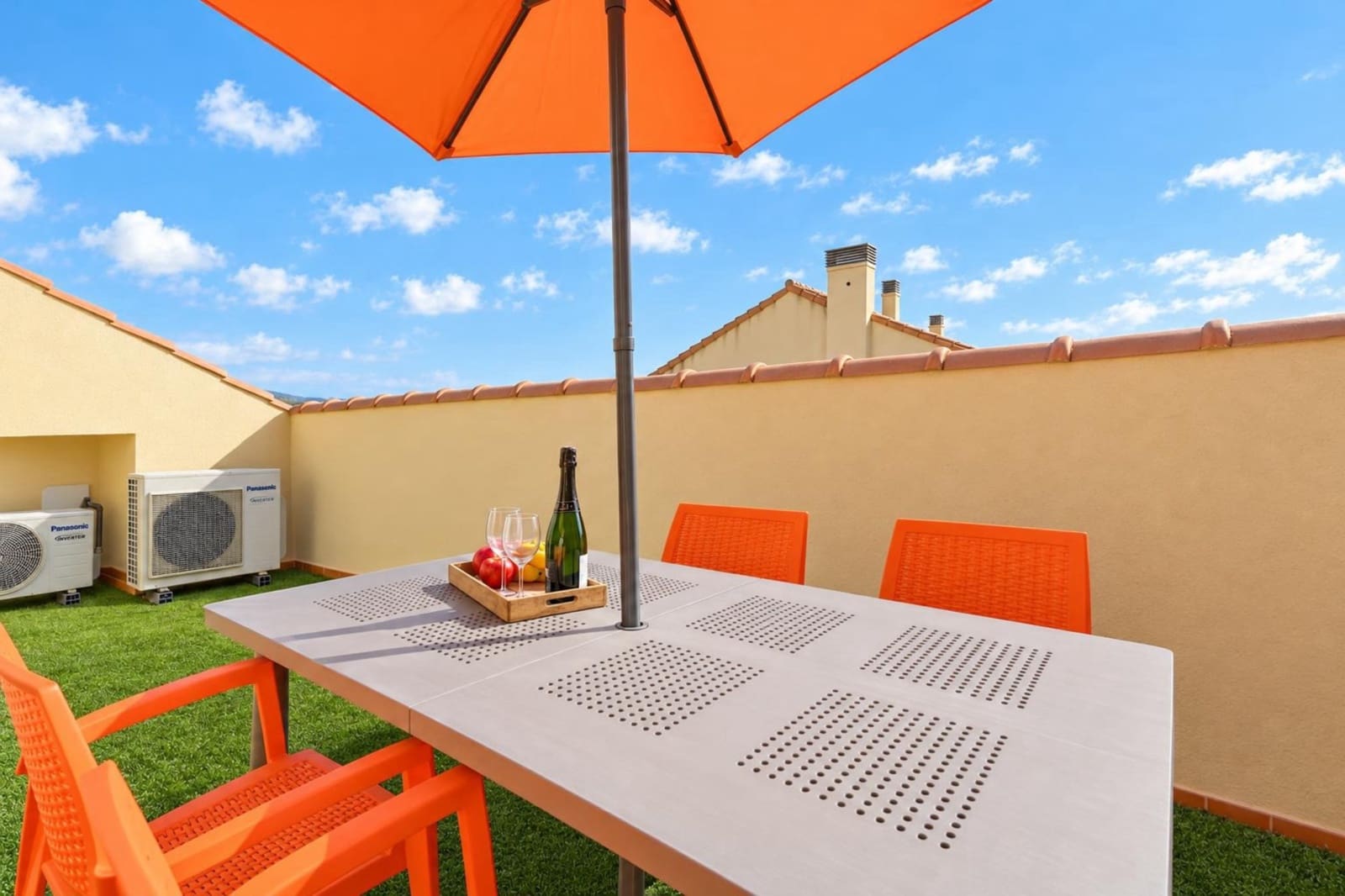 3 slaapkamer Appartement voor vakantieverhuur in Arenal met zwembad garage - € 766 (Ref: 8723633)