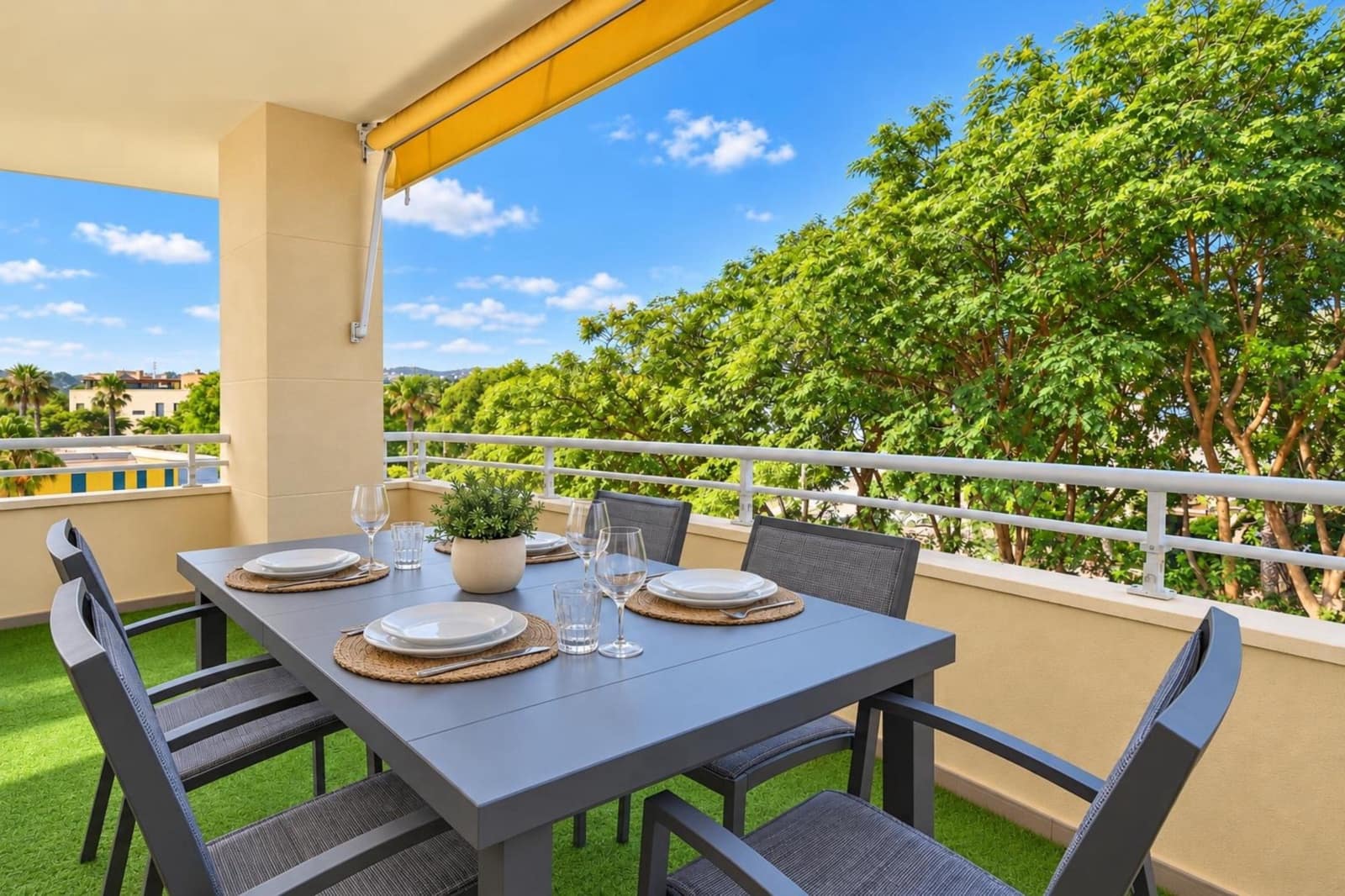 3 slaapkamer Appartement voor vakantieverhuur in Arenal met zwembad garage - € 766 (Ref: 8723633)
