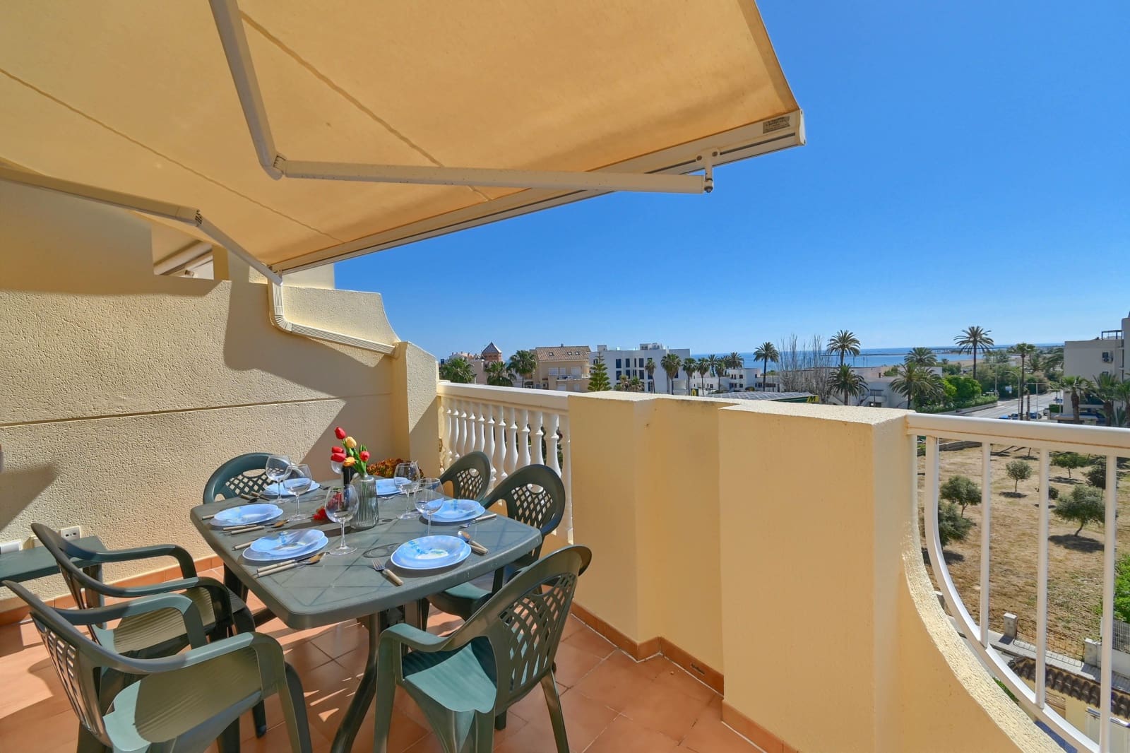   3 soveværelse   feriePenthouse i Denia   med   swimmingpool  garage  - € 823 (Ref: 9007552)