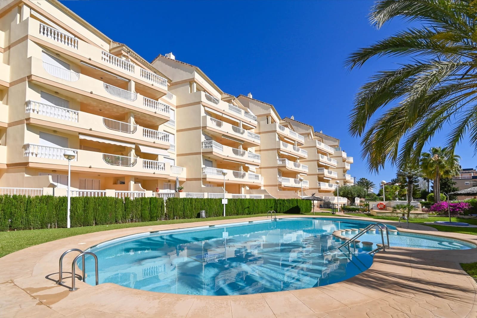   3 soveværelse   feriePenthouse i Denia   med   swimmingpool  garage  - € 823 (Ref: 9007552)