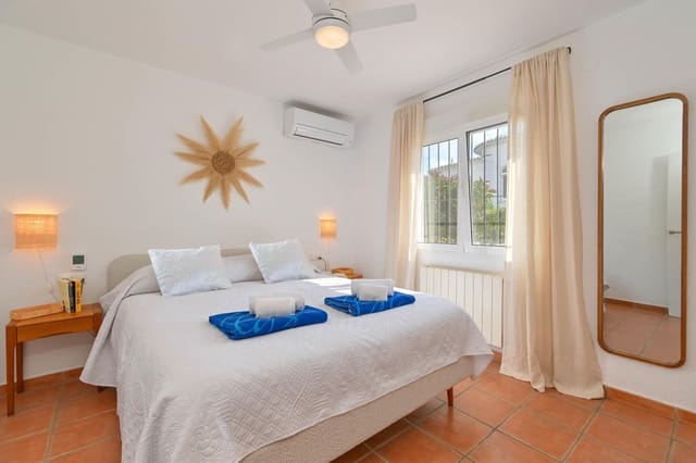 3 slaapkamer Villa voor vakantieverhuur in Pinar del Advocat - Cometa, Teulada-Moraira met zwembad garage - € 873 (Ref: 9100453)