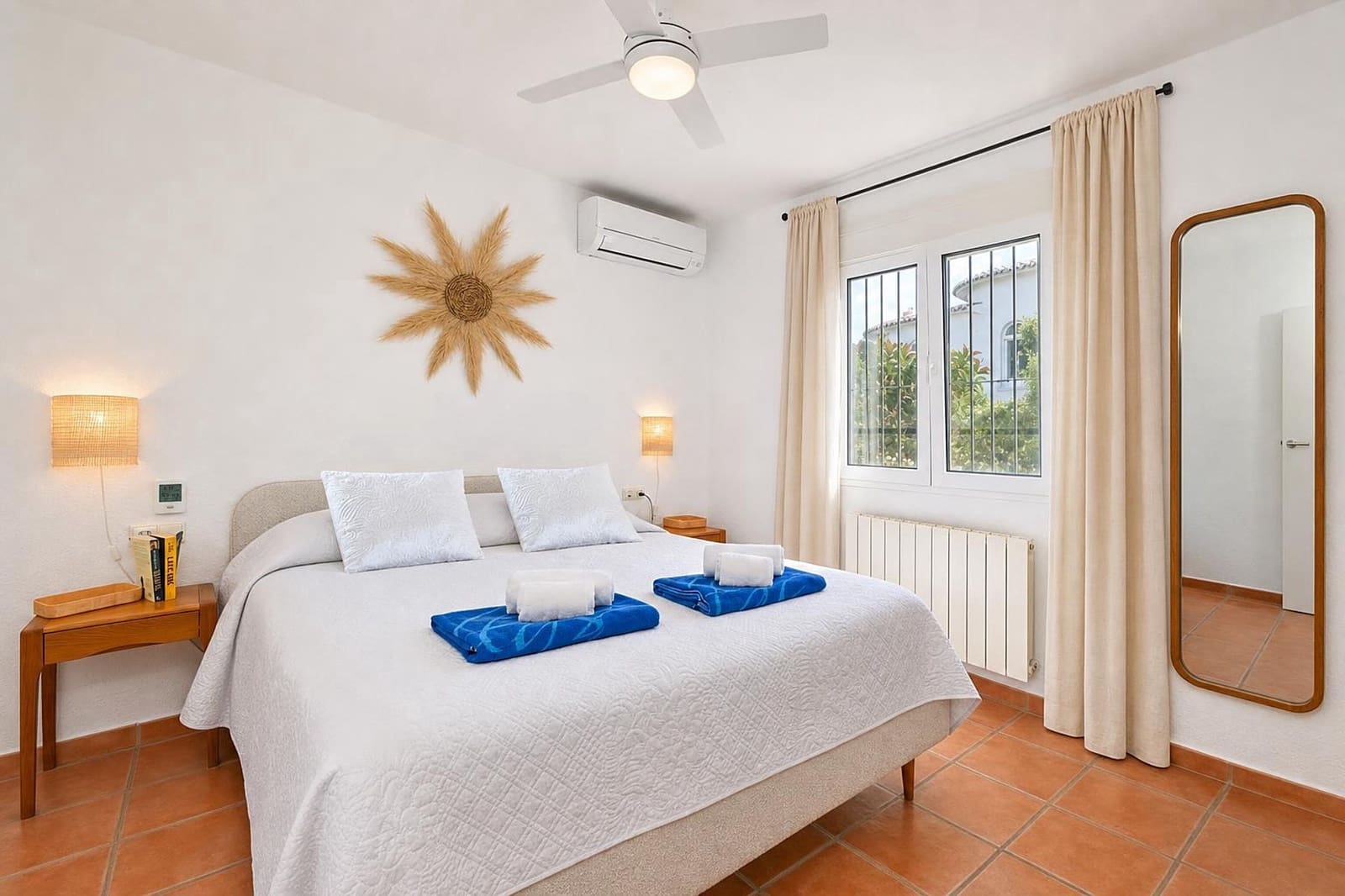   3 soveværelse   ferieVilla i Moraira   med   swimmingpool  garage  - € 873 (Ref: 9100453)
