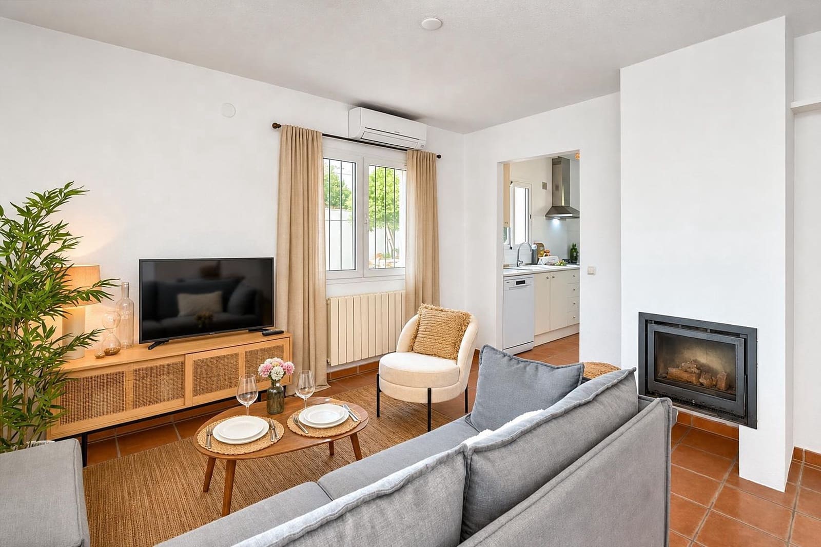   3 soveværelse   ferieVilla i Moraira   med   swimmingpool  garage  - € 873 (Ref: 9100453)