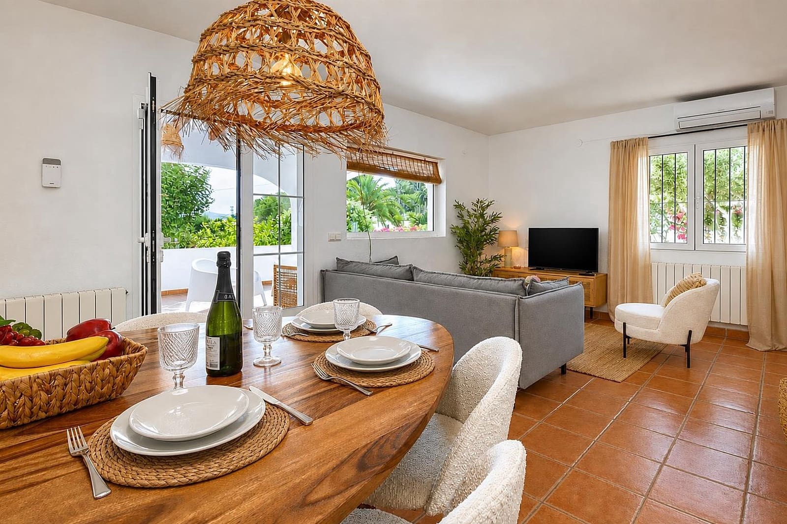   3 soveværelse   ferieVilla i Moraira   med   swimmingpool  garage  - € 873 (Ref: 9100453)