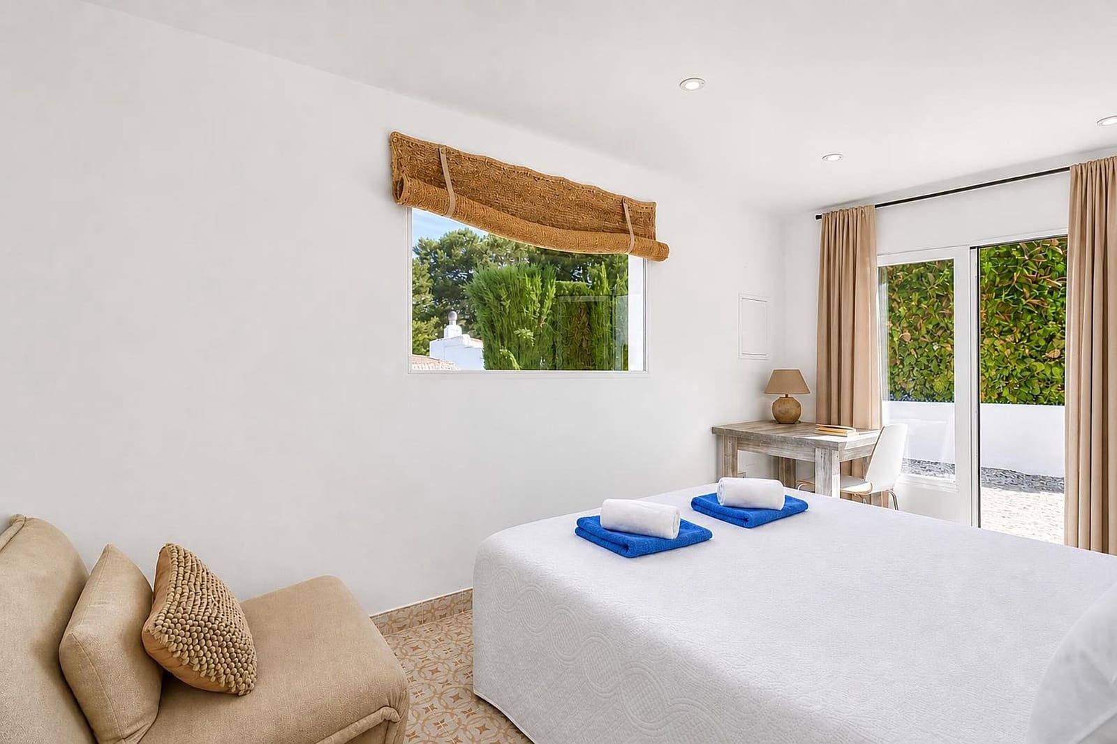   3 soveværelse   ferieVilla i Moraira   med   swimmingpool  garage  - € 873 (Ref: 9100453)