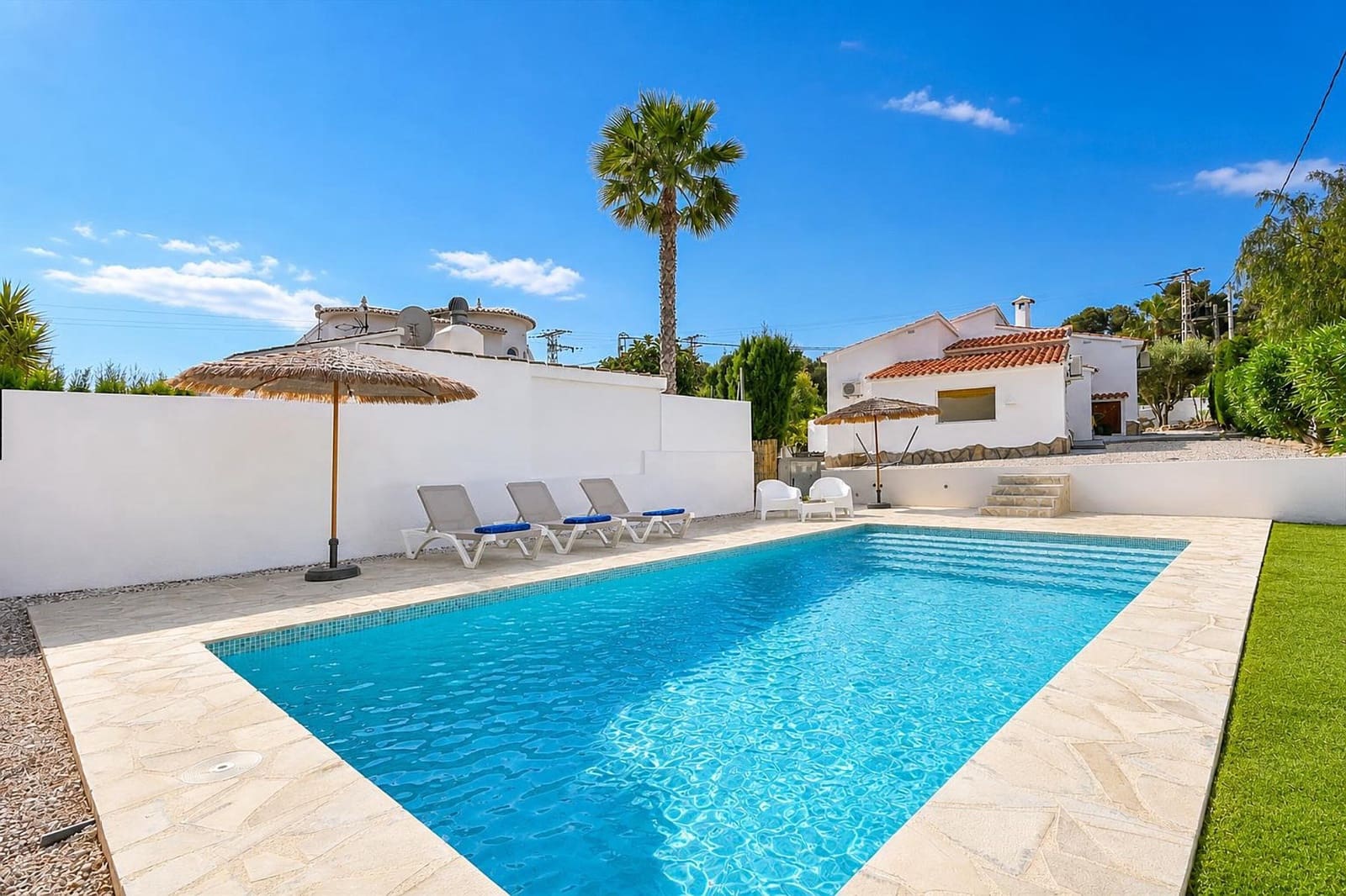   3 soveværelse   ferieVilla i Moraira   med   swimmingpool  garage  - € 873 (Ref: 9100453)