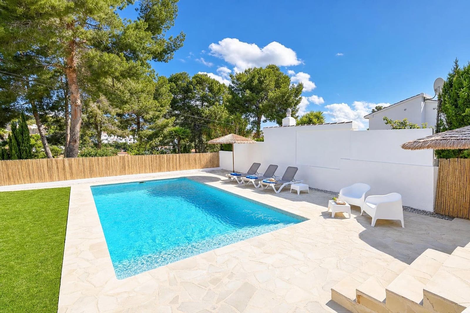   3 soveværelse   ferieVilla i Moraira   med   swimmingpool  garage  - € 873 (Ref: 9100453)