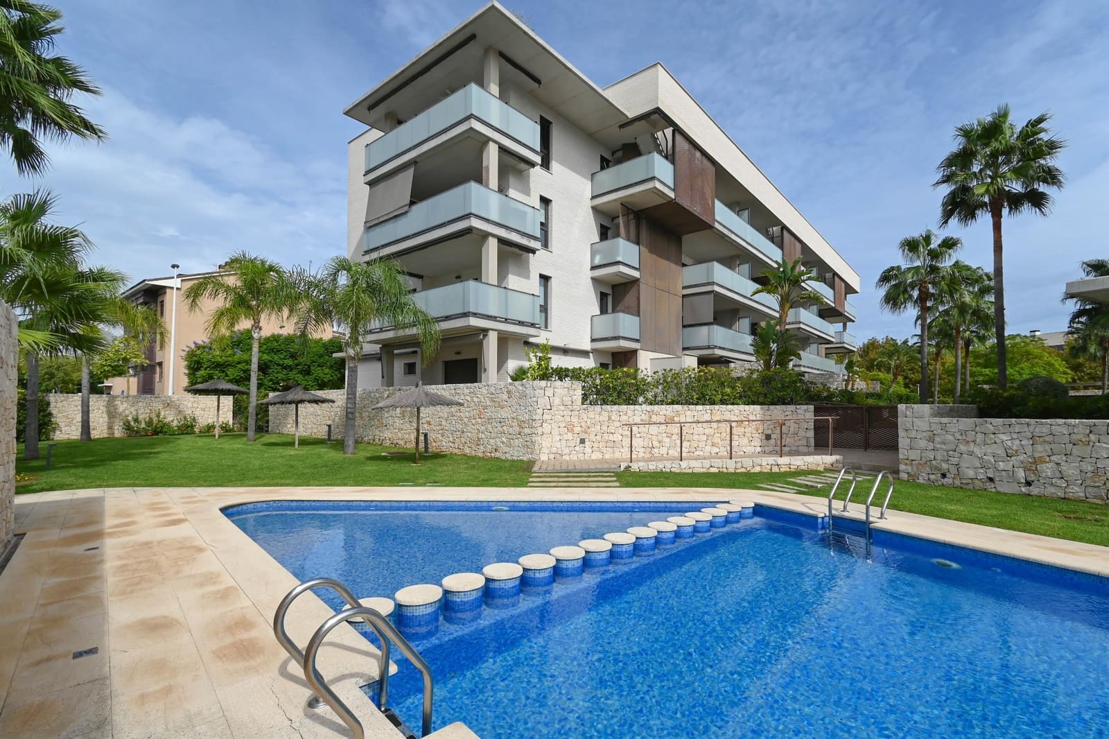 2 bedroom Apartment for holiday rental in Arenal with pool garage - € 564 (Ref: 9735068)