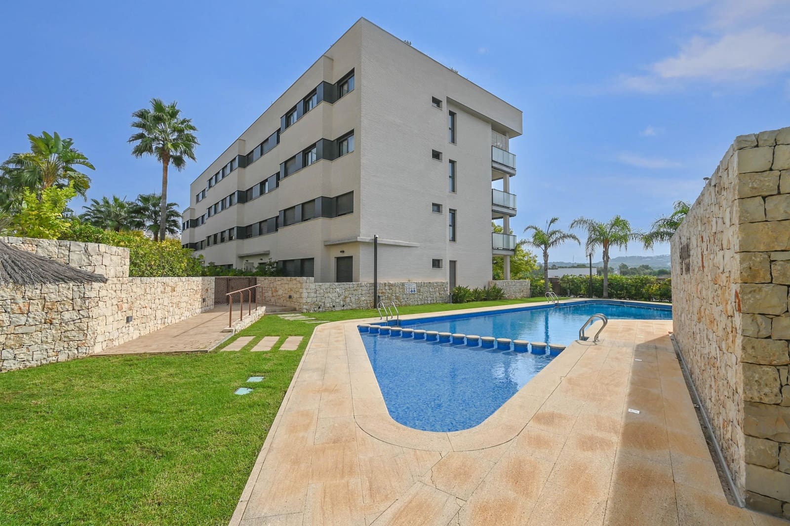 2 bedroom Apartment for holiday rental in Arenal with pool garage - € 564 (Ref: 9735068)