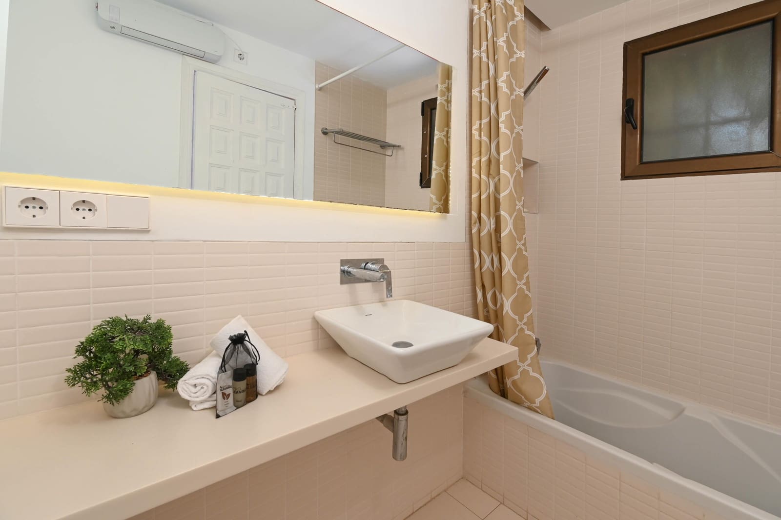   4 soveværelse   ferieVilla i Javea / Xabia   med   swimmingpool  garage  - € 1.322 (Ref: 9755269)