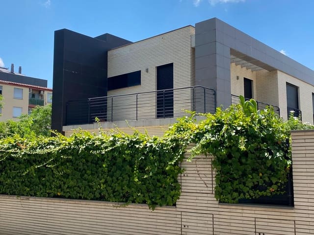 Chalet de 4 habitaciones en Castelló de la Plana en venta con piscina garaje - 750.000 € (Ref: 10171950)