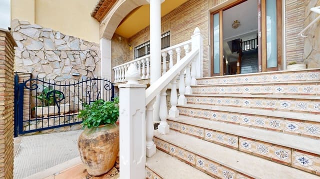 3 bedroom Townhouse for sale in Casinos with garage - € 359,000 (Ref: 10171953)