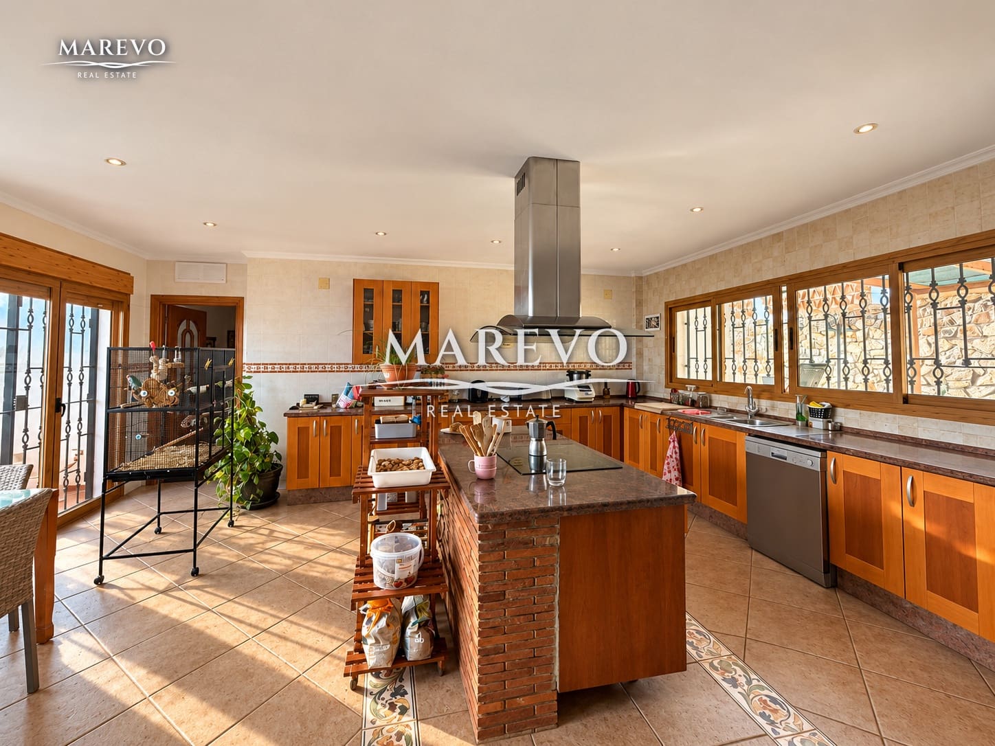 6 bedroom Villa for sale in Torrequebrada with pool garage - € 1,590,000 (Ref: 10186032)