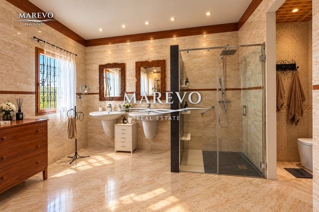 6 bedroom Villa for sale in Cortijo Torrequebrada, Benalmádena with pool garage - € 1,590,000 (Ref: 10186032)