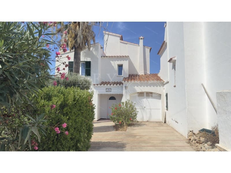 5 soveværelse Villa til salg i Cala Blanca med garage - € 630.000 (Ref: 10168442)