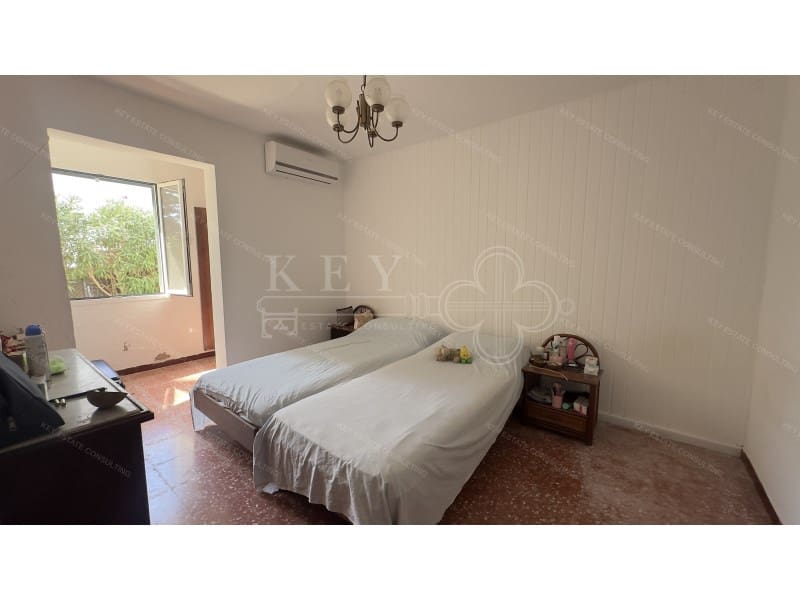 5 soveværelse Villa til salg i Cala Blanca med garage - € 630.000 (Ref: 10168442)