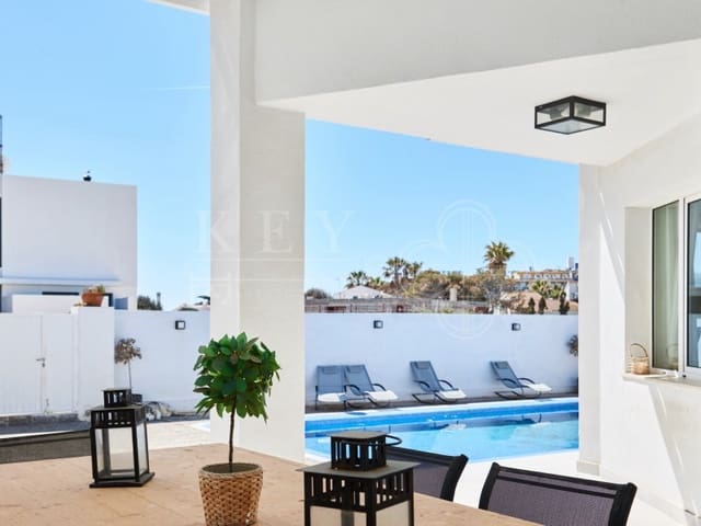 5 makuuhuone Huvila myytävänä paikassa Cala'n Blanes, Ciutadella de Menorca mukana uima-altaan 
autotalli - 895 000 € (Ref: 10168446)