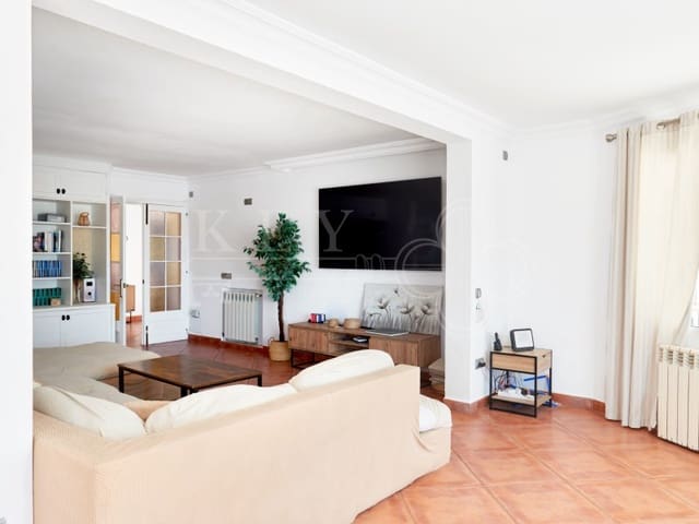 5 makuuhuone Huvila myytävänä paikassa Cala'n Blanes, Ciutadella de Menorca mukana uima-altaan 
autotalli - 895 000 € (Ref: 10168446)