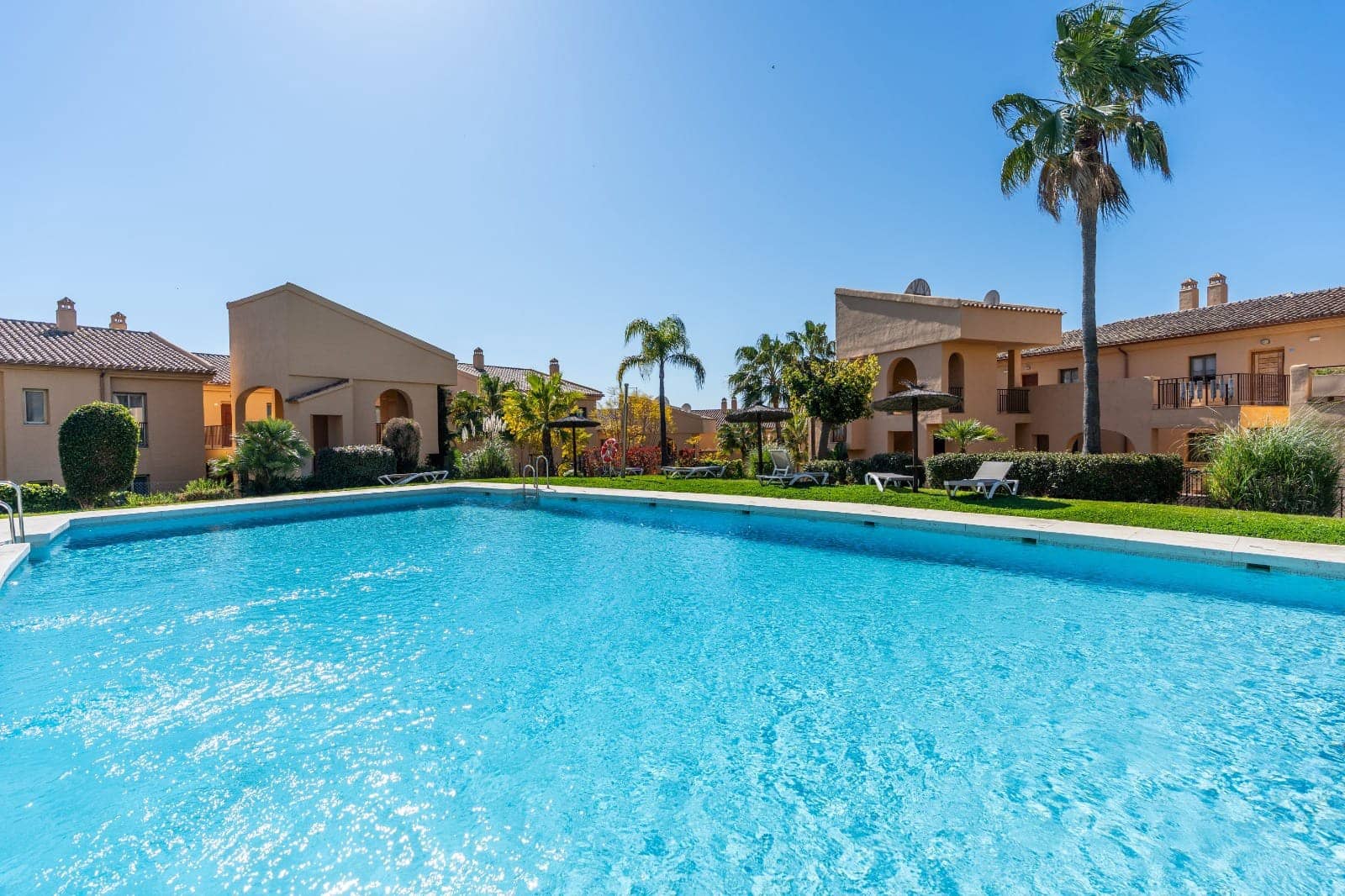 3 bedroom Apartment for sale in Benahavis with pool garage - € 603,000 (Ref: 10111055)