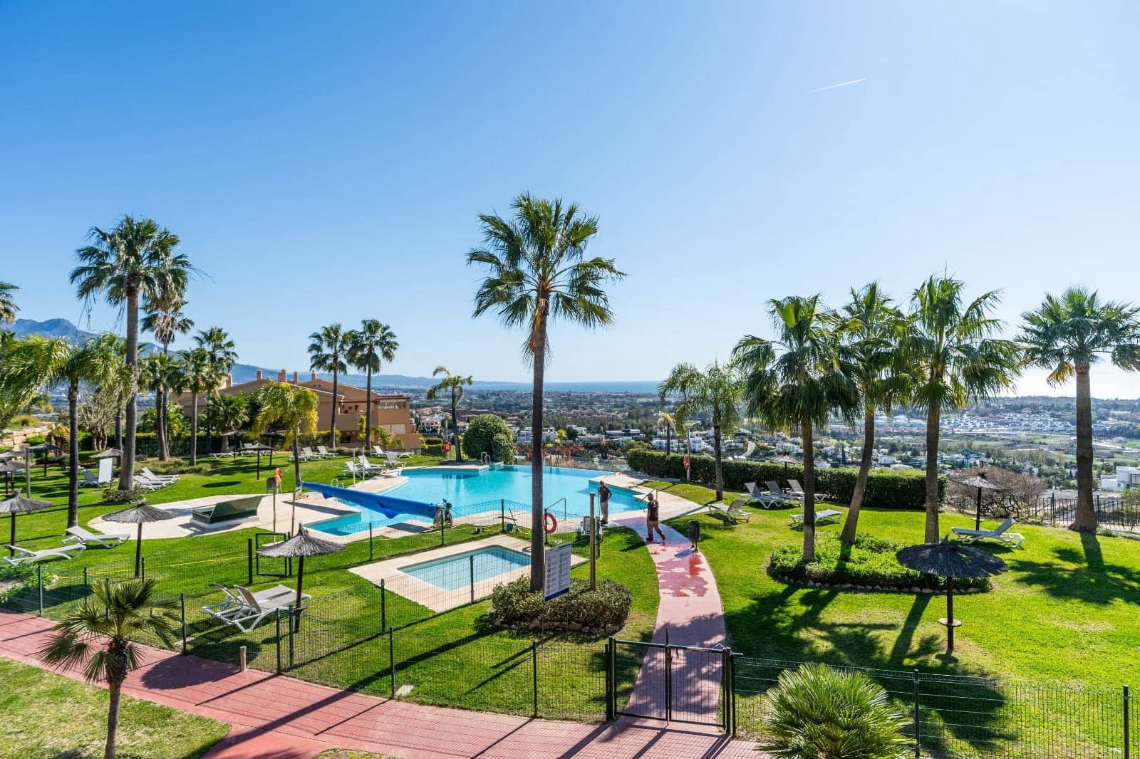 3 bedroom Apartment for sale in Benahavis with pool garage - € 603,000 (Ref: 10111055)