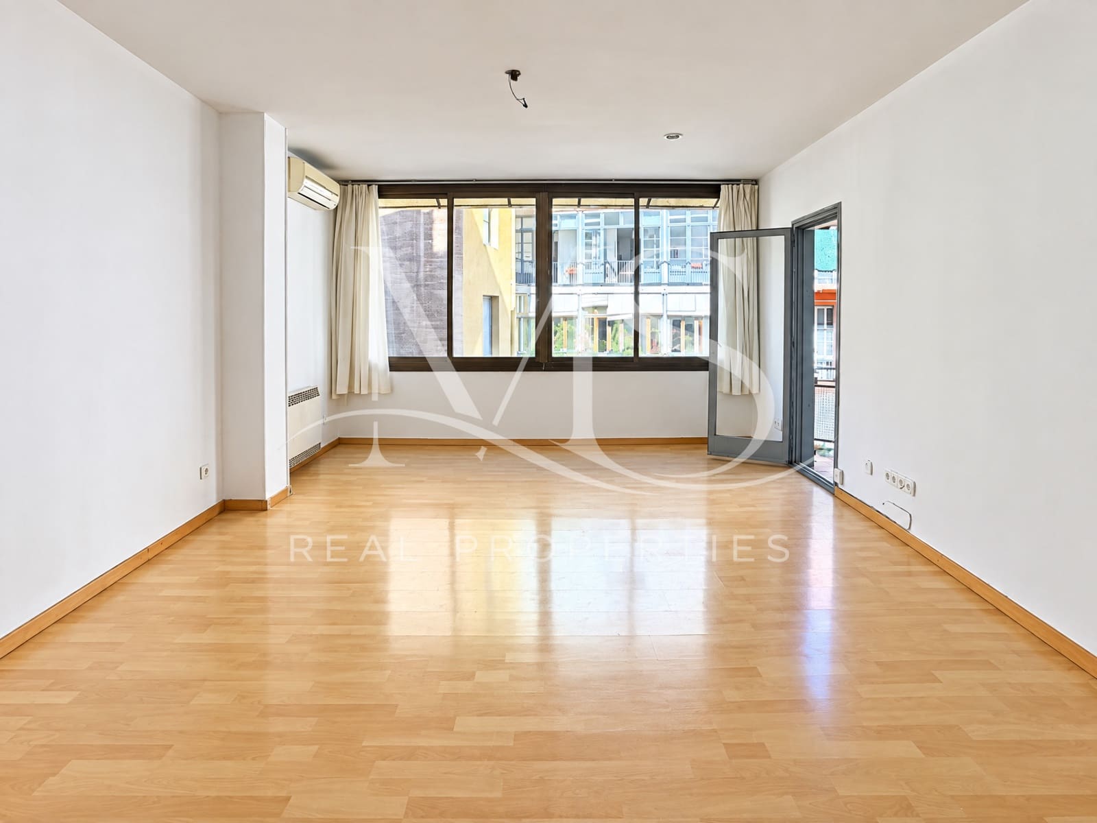 4 soveværelse Lejlighed til salg i Barcelona by - € 630.000 (Ref: 10112243)