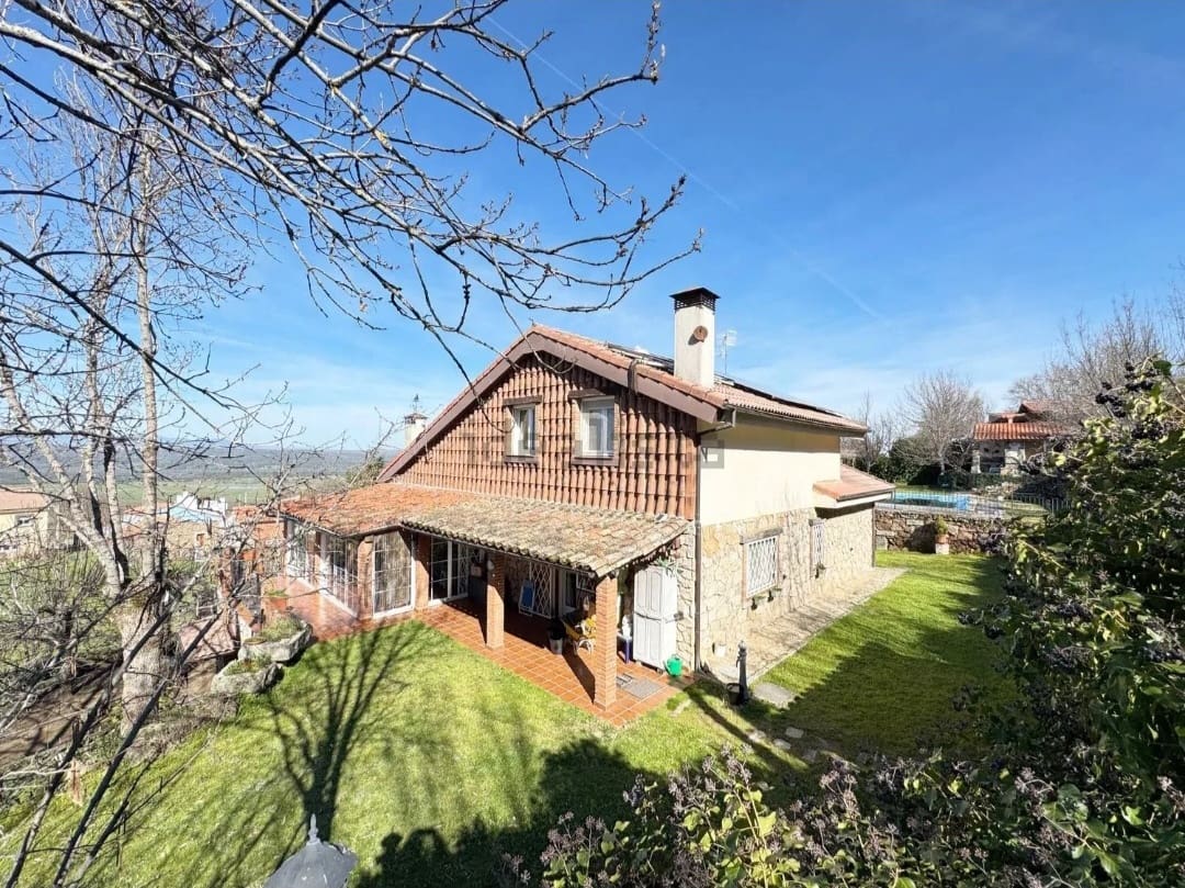5 bedroom Finca/Country House for sale in Bejar with pool garage - € 550,000 (Ref: 10127282)
