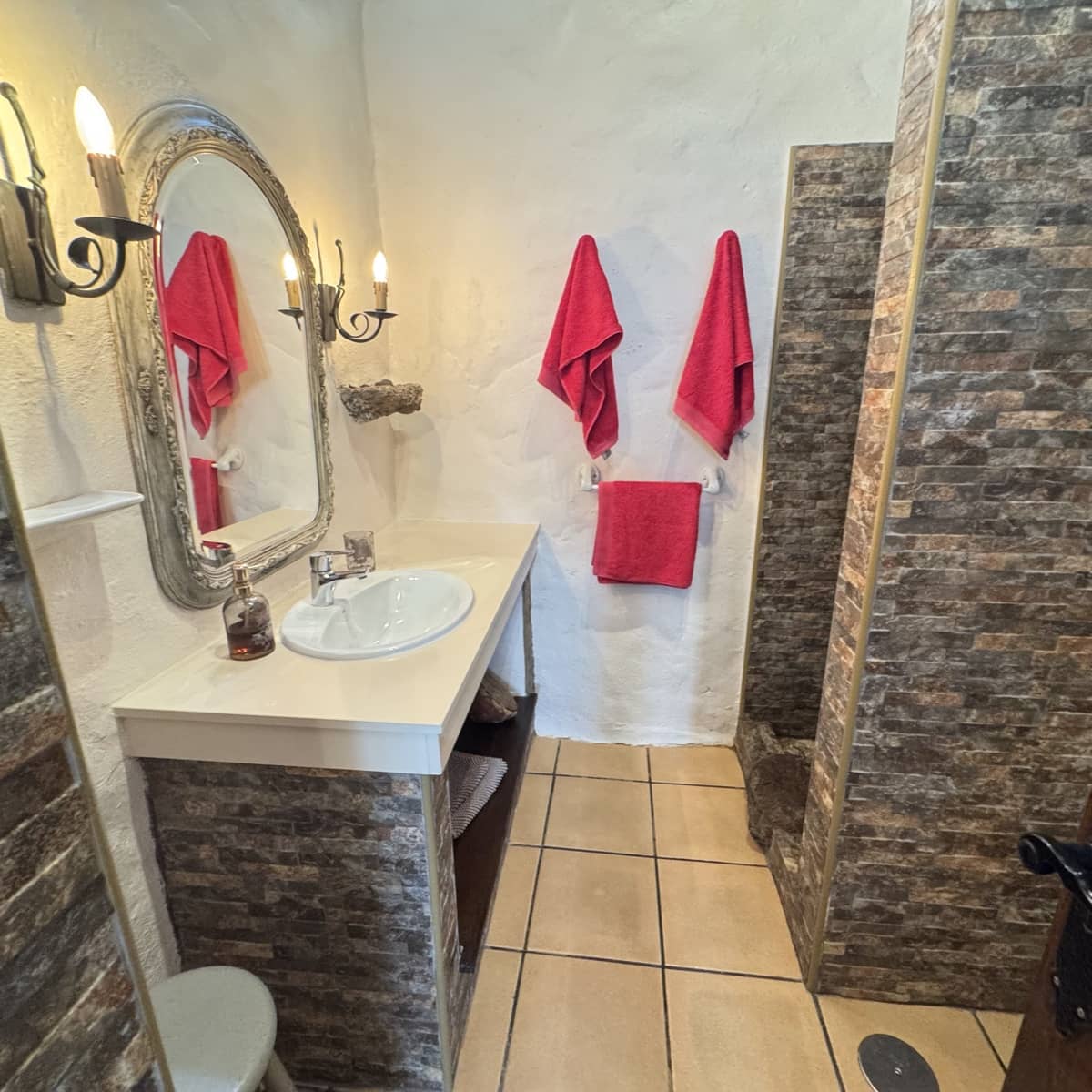 5 bedroom Finca/Country House for sale in Tinajo with pool - € 895,000 (Ref: 10141468)