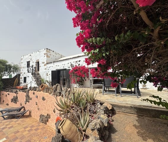 5 bedroom Finca/Country House for sale in Tinajo with pool - € 895,000 (Ref: 10141468)