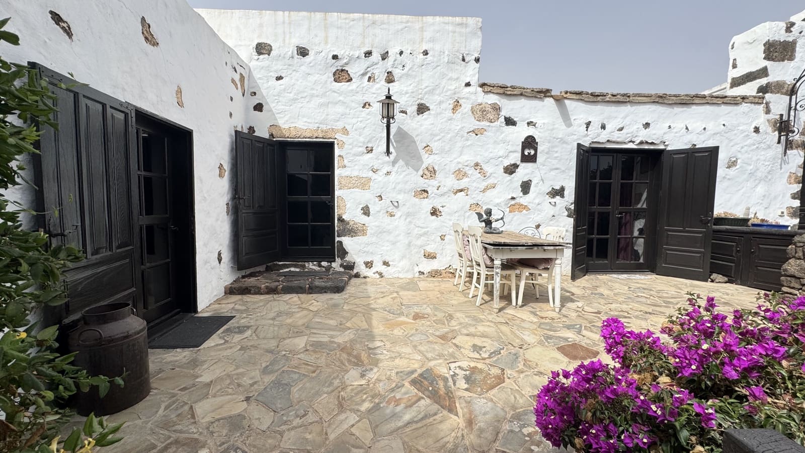 5 bedroom Finca/Country House for sale in Tinajo with pool - € 895,000 (Ref: 10141468)