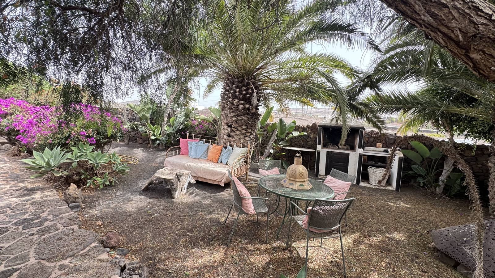 5 bedroom Finca/Country House for sale in Tinajo with pool - € 895,000 (Ref: 10141468)