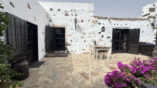 5 bedroom Finca/Country House for sale in Tinajo with pool - € 895,000 (Ref: 10141468)