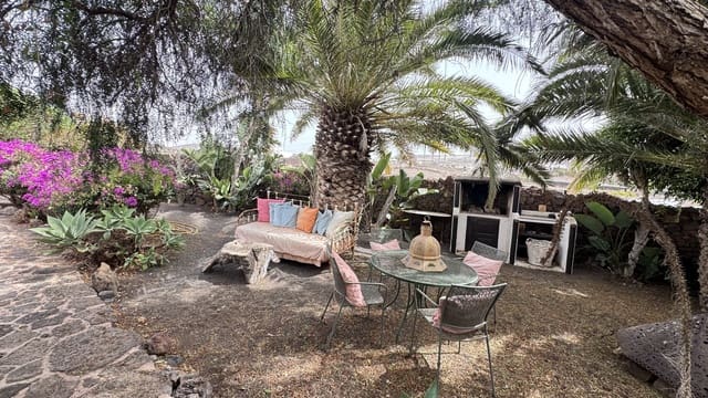 5 bedroom Finca/Country House for sale in Tinajo with pool - € 895,000 (Ref: 10141468)