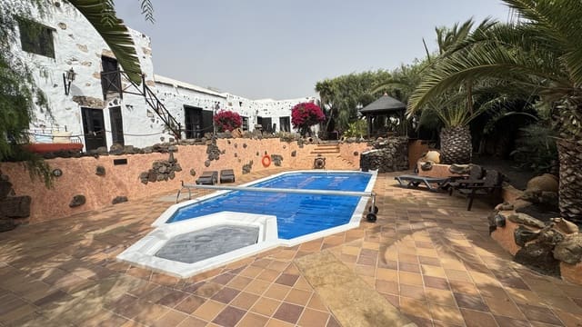 5 bedroom Finca/Country House for sale in Tinajo with pool - € 895,000 (Ref: 10141468)