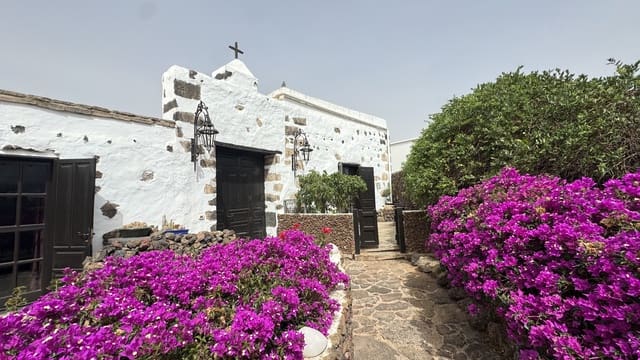5 bedroom Finca/Country House for sale in Tinajo with pool - € 895,000 (Ref: 10141468)
