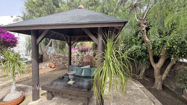 5 bedroom Finca/Country House for sale in Tinajo with pool - € 895,000 (Ref: 10141468)