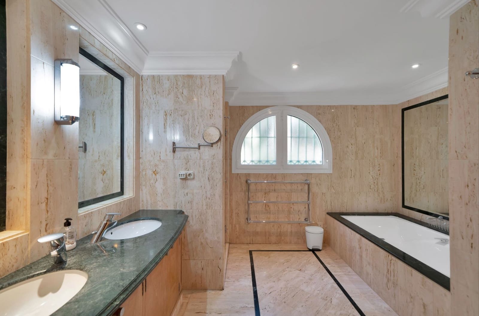 6 soverom Villa til salgs i Marbella med svømmebasseng garasje - € 2 800 000 (Ref: 10148156)