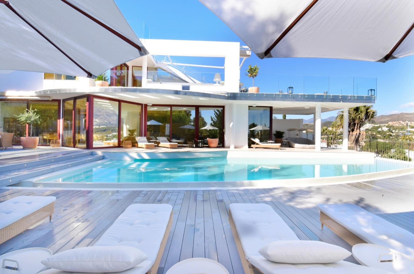 7 slaapkamer Villa te koop in Nueva Andalucia met zwembad garage - € 4.400.000 (Ref: 10149316)