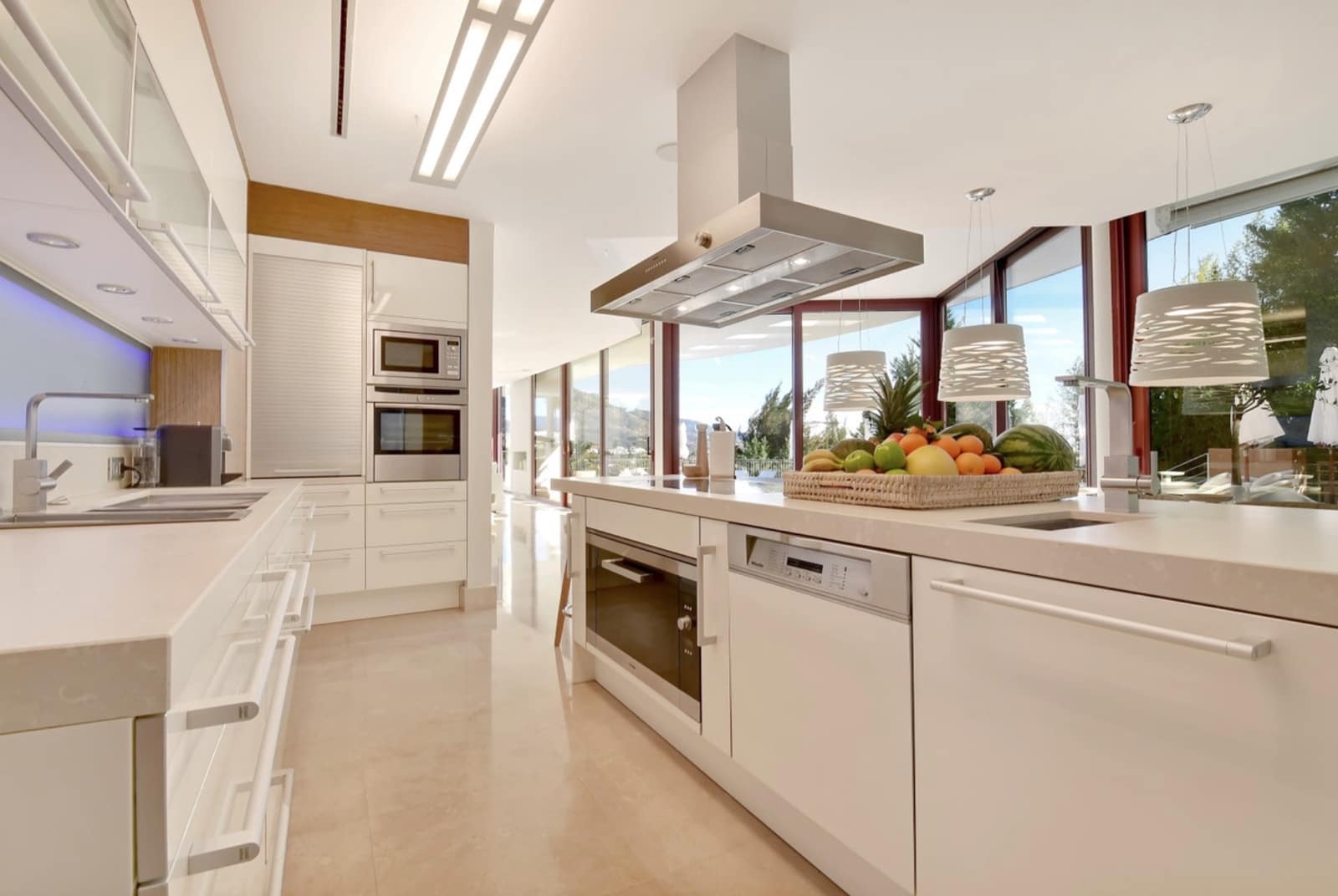 7 slaapkamer Villa te koop in Nueva Andalucia met zwembad garage - € 4.400.000 (Ref: 10149316)