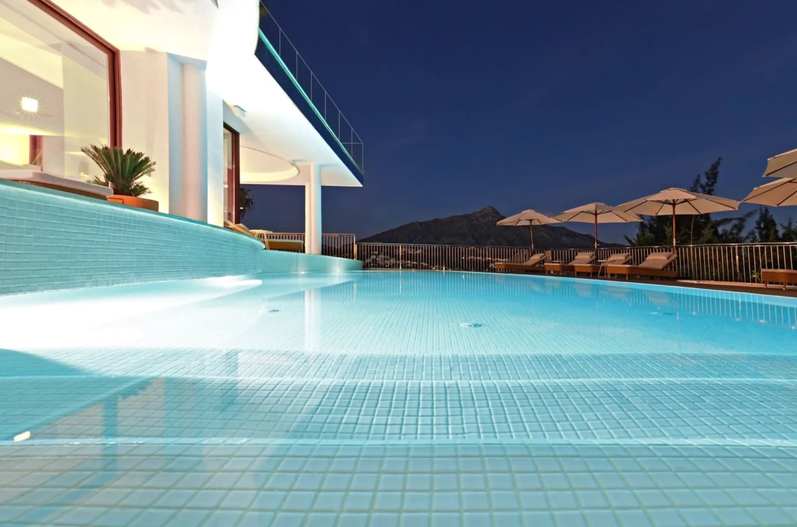 7 slaapkamer Villa te koop in Nueva Andalucia met zwembad garage - € 4.400.000 (Ref: 10149316)